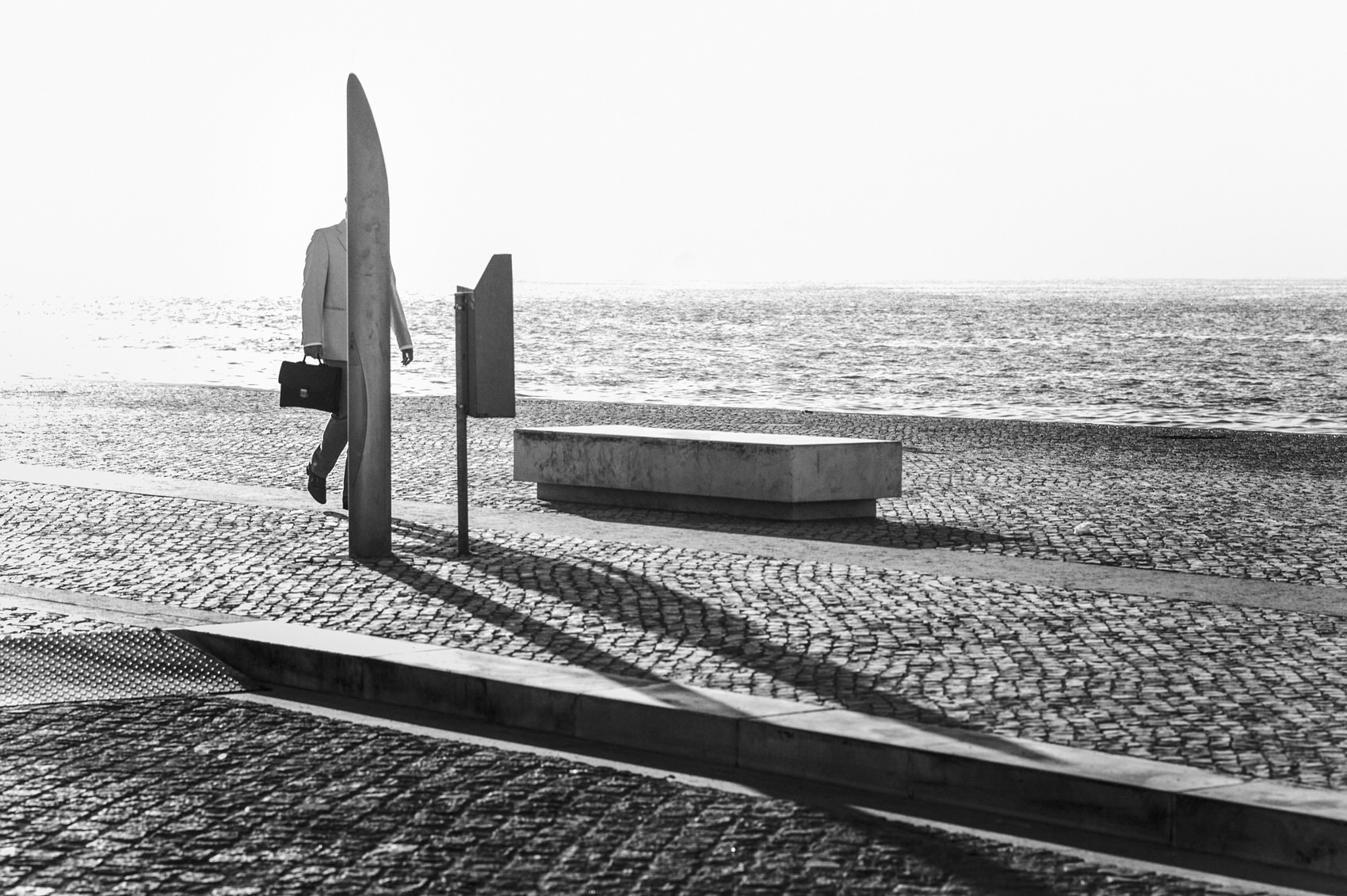 BUSINESS_GUY_BEACH_LISBON